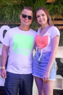 
<a style='margin-left: 5px;' class='btn btn-xs btn-social btn-facebook' href='https://www.facebook.com/sharer/sharer.php?u=https://galeramix.s01.web.getmuller.com.br/imagem/a114/800-800-90/conteudo/site_galerias/114/12-costelaco-junior-seco-silva-neto-canelinha-maiara-e-maraisa-galeramix-297.jpg' rel='popup' data-width='500' data-height='400'><i class='fa fa-facebook'></i>Compartilhar <span class='hidden-xs'>no Facebook</span>
</a> 
<a class='btn btn-default btn-xs' target='_blank' href='imagem/a114/800-800-90/conteudo/site_galerias/114/12-costelaco-junior-seco-silva-neto-canelinha-maiara-e-maraisa-galeramix-297.jpg'>
<span class='glyphicon glyphicon-cloud-download'></span> Salvar
</a>
