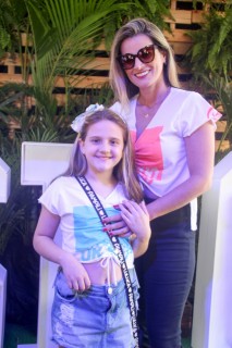 
<a style='margin-left: 5px;' class='btn btn-xs btn-social btn-facebook' href='https://www.facebook.com/sharer/sharer.php?u=https://galeramix.s01.web.getmuller.com.br/imagem/a114/800-800-90/conteudo/site_galerias/114/12-costelaco-junior-seco-silva-neto-canelinha-maiara-e-maraisa-galeramix-314.jpg' rel='popup' data-width='500' data-height='400'><i class='fa fa-facebook'></i>Compartilhar <span class='hidden-xs'>no Facebook</span>
</a> 
<a class='btn btn-default btn-xs' target='_blank' href='imagem/a114/800-800-90/conteudo/site_galerias/114/12-costelaco-junior-seco-silva-neto-canelinha-maiara-e-maraisa-galeramix-314.jpg'>
<span class='glyphicon glyphicon-cloud-download'></span> Salvar
</a>
