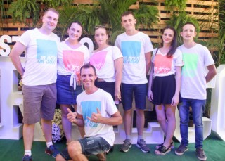 
<a style='margin-left: 5px;' class='btn btn-xs btn-social btn-facebook' href='https://www.facebook.com/sharer/sharer.php?u=https://galeramix.s01.web.getmuller.com.br/imagem/a114/800-800-90/conteudo/site_galerias/114/12-costelaco-junior-seco-silva-neto-canelinha-maiara-e-maraisa-galeramix-32.jpg' rel='popup' data-width='500' data-height='400'><i class='fa fa-facebook'></i>Compartilhar <span class='hidden-xs'>no Facebook</span>
</a> 
<a class='btn btn-default btn-xs' target='_blank' href='imagem/a114/800-800-90/conteudo/site_galerias/114/12-costelaco-junior-seco-silva-neto-canelinha-maiara-e-maraisa-galeramix-32.jpg'>
<span class='glyphicon glyphicon-cloud-download'></span> Salvar
</a>
