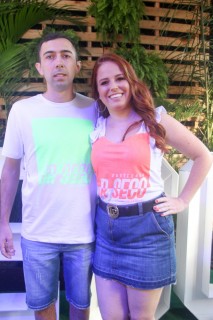 
<a style='margin-left: 5px;' class='btn btn-xs btn-social btn-facebook' href='https://www.facebook.com/sharer/sharer.php?u=https://galeramix.s01.web.getmuller.com.br/imagem/a114/800-800-90/conteudo/site_galerias/114/12-costelaco-junior-seco-silva-neto-canelinha-maiara-e-maraisa-galeramix-328.jpg' rel='popup' data-width='500' data-height='400'><i class='fa fa-facebook'></i>Compartilhar <span class='hidden-xs'>no Facebook</span>
</a> 
<a class='btn btn-default btn-xs' target='_blank' href='imagem/a114/800-800-90/conteudo/site_galerias/114/12-costelaco-junior-seco-silva-neto-canelinha-maiara-e-maraisa-galeramix-328.jpg'>
<span class='glyphicon glyphicon-cloud-download'></span> Salvar
</a>
