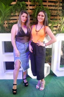 
<a style='margin-left: 5px;' class='btn btn-xs btn-social btn-facebook' href='https://www.facebook.com/sharer/sharer.php?u=https://galeramix.s01.web.getmuller.com.br/imagem/a114/800-800-90/conteudo/site_galerias/114/12-costelaco-junior-seco-silva-neto-canelinha-maiara-e-maraisa-galeramix-329.jpg' rel='popup' data-width='500' data-height='400'><i class='fa fa-facebook'></i>Compartilhar <span class='hidden-xs'>no Facebook</span>
</a> 
<a class='btn btn-default btn-xs' target='_blank' href='imagem/a114/800-800-90/conteudo/site_galerias/114/12-costelaco-junior-seco-silva-neto-canelinha-maiara-e-maraisa-galeramix-329.jpg'>
<span class='glyphicon glyphicon-cloud-download'></span> Salvar
</a>
