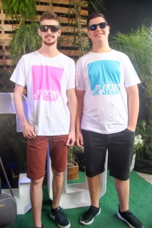 
<a style='margin-left: 5px;' class='btn btn-xs btn-social btn-facebook' href='https://www.facebook.com/sharer/sharer.php?u=https://galeramix.s01.web.getmuller.com.br/imagem/a114/800-800-90/conteudo/site_galerias/114/12-costelaco-junior-seco-silva-neto-canelinha-maiara-e-maraisa-galeramix-337.jpg' rel='popup' data-width='500' data-height='400'><i class='fa fa-facebook'></i>Compartilhar <span class='hidden-xs'>no Facebook</span>
</a> 
<a class='btn btn-default btn-xs' target='_blank' href='imagem/a114/800-800-90/conteudo/site_galerias/114/12-costelaco-junior-seco-silva-neto-canelinha-maiara-e-maraisa-galeramix-337.jpg'>
<span class='glyphicon glyphicon-cloud-download'></span> Salvar
</a>
