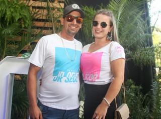 
<a style='margin-left: 5px;' class='btn btn-xs btn-social btn-facebook' href='https://www.facebook.com/sharer/sharer.php?u=https://galeramix.s01.web.getmuller.com.br/imagem/a114/800-800-90/conteudo/site_galerias/114/12-costelaco-junior-seco-silva-neto-canelinha-maiara-e-maraisa-galeramix-341.jpg' rel='popup' data-width='500' data-height='400'><i class='fa fa-facebook'></i>Compartilhar <span class='hidden-xs'>no Facebook</span>
</a> 
<a class='btn btn-default btn-xs' target='_blank' href='imagem/a114/800-800-90/conteudo/site_galerias/114/12-costelaco-junior-seco-silva-neto-canelinha-maiara-e-maraisa-galeramix-341.jpg'>
<span class='glyphicon glyphicon-cloud-download'></span> Salvar
</a>
