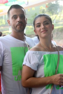 
<a style='margin-left: 5px;' class='btn btn-xs btn-social btn-facebook' href='https://www.facebook.com/sharer/sharer.php?u=https://galeramix.s01.web.getmuller.com.br/imagem/a114/800-800-90/conteudo/site_galerias/114/12-costelaco-junior-seco-silva-neto-canelinha-maiara-e-maraisa-galeramix-354.jpg' rel='popup' data-width='500' data-height='400'><i class='fa fa-facebook'></i>Compartilhar <span class='hidden-xs'>no Facebook</span>
</a> 
<a class='btn btn-default btn-xs' target='_blank' href='imagem/a114/800-800-90/conteudo/site_galerias/114/12-costelaco-junior-seco-silva-neto-canelinha-maiara-e-maraisa-galeramix-354.jpg'>
<span class='glyphicon glyphicon-cloud-download'></span> Salvar
</a>
