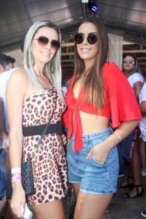 
<a style='margin-left: 5px;' class='btn btn-xs btn-social btn-facebook' href='https://www.facebook.com/sharer/sharer.php?u=https://galeramix.s01.web.getmuller.com.br/imagem/a114/800-800-90/conteudo/site_galerias/114/12-costelaco-junior-seco-silva-neto-canelinha-maiara-e-maraisa-galeramix-359.jpg' rel='popup' data-width='500' data-height='400'><i class='fa fa-facebook'></i>Compartilhar <span class='hidden-xs'>no Facebook</span>
</a> 
<a class='btn btn-default btn-xs' target='_blank' href='imagem/a114/800-800-90/conteudo/site_galerias/114/12-costelaco-junior-seco-silva-neto-canelinha-maiara-e-maraisa-galeramix-359.jpg'>
<span class='glyphicon glyphicon-cloud-download'></span> Salvar
</a>
