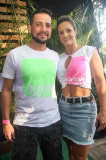 
<a style='margin-left: 5px;' class='btn btn-xs btn-social btn-facebook' href='https://www.facebook.com/sharer/sharer.php?u=https://galeramix.s01.web.getmuller.com.br/imagem/a114/800-800-90/conteudo/site_galerias/114/12-costelaco-junior-seco-silva-neto-canelinha-maiara-e-maraisa-galeramix-369.jpg' rel='popup' data-width='500' data-height='400'><i class='fa fa-facebook'></i>Compartilhar <span class='hidden-xs'>no Facebook</span>
</a> 
<a class='btn btn-default btn-xs' target='_blank' href='imagem/a114/800-800-90/conteudo/site_galerias/114/12-costelaco-junior-seco-silva-neto-canelinha-maiara-e-maraisa-galeramix-369.jpg'>
<span class='glyphicon glyphicon-cloud-download'></span> Salvar
</a>
