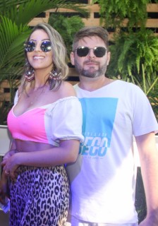 
<a style='margin-left: 5px;' class='btn btn-xs btn-social btn-facebook' href='https://www.facebook.com/sharer/sharer.php?u=https://galeramix.s01.web.getmuller.com.br/imagem/a114/800-800-90/conteudo/site_galerias/114/12-costelaco-junior-seco-silva-neto-canelinha-maiara-e-maraisa-galeramix-380.jpg' rel='popup' data-width='500' data-height='400'><i class='fa fa-facebook'></i>Compartilhar <span class='hidden-xs'>no Facebook</span>
</a> 
<a class='btn btn-default btn-xs' target='_blank' href='imagem/a114/800-800-90/conteudo/site_galerias/114/12-costelaco-junior-seco-silva-neto-canelinha-maiara-e-maraisa-galeramix-380.jpg'>
<span class='glyphicon glyphicon-cloud-download'></span> Salvar
</a>
