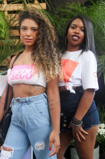 
<a style='margin-left: 5px;' class='btn btn-xs btn-social btn-facebook' href='https://www.facebook.com/sharer/sharer.php?u=https://galeramix.s01.web.getmuller.com.br/imagem/a114/800-800-90/conteudo/site_galerias/114/12-costelaco-junior-seco-silva-neto-canelinha-maiara-e-maraisa-galeramix-394.jpg' rel='popup' data-width='500' data-height='400'><i class='fa fa-facebook'></i>Compartilhar <span class='hidden-xs'>no Facebook</span>
</a> 
<a class='btn btn-default btn-xs' target='_blank' href='imagem/a114/800-800-90/conteudo/site_galerias/114/12-costelaco-junior-seco-silva-neto-canelinha-maiara-e-maraisa-galeramix-394.jpg'>
<span class='glyphicon glyphicon-cloud-download'></span> Salvar
</a>
