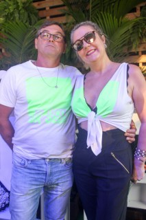 
<a style='margin-left: 5px;' class='btn btn-xs btn-social btn-facebook' href='https://www.facebook.com/sharer/sharer.php?u=https://galeramix.s01.web.getmuller.com.br/imagem/a114/800-800-90/conteudo/site_galerias/114/12-costelaco-junior-seco-silva-neto-canelinha-maiara-e-maraisa-galeramix-404.jpg' rel='popup' data-width='500' data-height='400'><i class='fa fa-facebook'></i>Compartilhar <span class='hidden-xs'>no Facebook</span>
</a> 
<a class='btn btn-default btn-xs' target='_blank' href='imagem/a114/800-800-90/conteudo/site_galerias/114/12-costelaco-junior-seco-silva-neto-canelinha-maiara-e-maraisa-galeramix-404.jpg'>
<span class='glyphicon glyphicon-cloud-download'></span> Salvar
</a>
