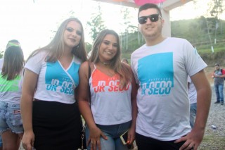 
<a style='margin-left: 5px;' class='btn btn-xs btn-social btn-facebook' href='https://www.facebook.com/sharer/sharer.php?u=https://galeramix.s01.web.getmuller.com.br/imagem/a114/800-800-90/conteudo/site_galerias/114/12-costelaco-junior-seco-silva-neto-canelinha-maiara-e-maraisa-galeramix-430.jpg' rel='popup' data-width='500' data-height='400'><i class='fa fa-facebook'></i>Compartilhar <span class='hidden-xs'>no Facebook</span>
</a> 
<a class='btn btn-default btn-xs' target='_blank' href='imagem/a114/800-800-90/conteudo/site_galerias/114/12-costelaco-junior-seco-silva-neto-canelinha-maiara-e-maraisa-galeramix-430.jpg'>
<span class='glyphicon glyphicon-cloud-download'></span> Salvar
</a>
