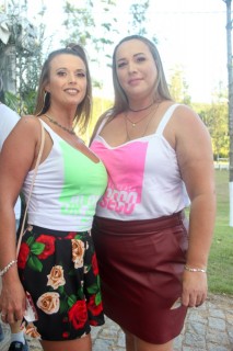 
<a style='margin-left: 5px;' class='btn btn-xs btn-social btn-facebook' href='https://www.facebook.com/sharer/sharer.php?u=https://galeramix.s01.web.getmuller.com.br/imagem/a114/800-800-90/conteudo/site_galerias/114/12-costelaco-junior-seco-silva-neto-canelinha-maiara-e-maraisa-galeramix-437.jpg' rel='popup' data-width='500' data-height='400'><i class='fa fa-facebook'></i>Compartilhar <span class='hidden-xs'>no Facebook</span>
</a> 
<a class='btn btn-default btn-xs' target='_blank' href='imagem/a114/800-800-90/conteudo/site_galerias/114/12-costelaco-junior-seco-silva-neto-canelinha-maiara-e-maraisa-galeramix-437.jpg'>
<span class='glyphicon glyphicon-cloud-download'></span> Salvar
</a>
