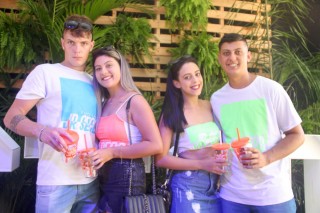 
<a style='margin-left: 5px;' class='btn btn-xs btn-social btn-facebook' href='https://www.facebook.com/sharer/sharer.php?u=https://galeramix.s01.web.getmuller.com.br/imagem/a114/800-800-90/conteudo/site_galerias/114/12-costelaco-junior-seco-silva-neto-canelinha-maiara-e-maraisa-galeramix-44.jpg' rel='popup' data-width='500' data-height='400'><i class='fa fa-facebook'></i>Compartilhar <span class='hidden-xs'>no Facebook</span>
</a> 
<a class='btn btn-default btn-xs' target='_blank' href='imagem/a114/800-800-90/conteudo/site_galerias/114/12-costelaco-junior-seco-silva-neto-canelinha-maiara-e-maraisa-galeramix-44.jpg'>
<span class='glyphicon glyphicon-cloud-download'></span> Salvar
</a>
