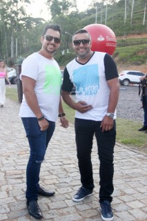 
<a style='margin-left: 5px;' class='btn btn-xs btn-social btn-facebook' href='https://www.facebook.com/sharer/sharer.php?u=https://galeramix.s01.web.getmuller.com.br/imagem/a114/800-800-90/conteudo/site_galerias/114/12-costelaco-junior-seco-silva-neto-canelinha-maiara-e-maraisa-galeramix-460.jpg' rel='popup' data-width='500' data-height='400'><i class='fa fa-facebook'></i>Compartilhar <span class='hidden-xs'>no Facebook</span>
</a> 
<a class='btn btn-default btn-xs' target='_blank' href='imagem/a114/800-800-90/conteudo/site_galerias/114/12-costelaco-junior-seco-silva-neto-canelinha-maiara-e-maraisa-galeramix-460.jpg'>
<span class='glyphicon glyphicon-cloud-download'></span> Salvar
</a>
