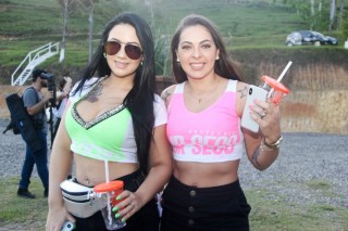 
<a style='margin-left: 5px;' class='btn btn-xs btn-social btn-facebook' href='https://www.facebook.com/sharer/sharer.php?u=https://galeramix.s01.web.getmuller.com.br/imagem/a114/800-800-90/conteudo/site_galerias/114/12-costelaco-junior-seco-silva-neto-canelinha-maiara-e-maraisa-galeramix-464.jpg' rel='popup' data-width='500' data-height='400'><i class='fa fa-facebook'></i>Compartilhar <span class='hidden-xs'>no Facebook</span>
</a> 
<a class='btn btn-default btn-xs' target='_blank' href='imagem/a114/800-800-90/conteudo/site_galerias/114/12-costelaco-junior-seco-silva-neto-canelinha-maiara-e-maraisa-galeramix-464.jpg'>
<span class='glyphicon glyphicon-cloud-download'></span> Salvar
</a>
