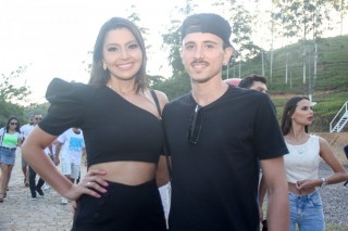 
<a style='margin-left: 5px;' class='btn btn-xs btn-social btn-facebook' href='https://www.facebook.com/sharer/sharer.php?u=https://galeramix.s01.web.getmuller.com.br/imagem/a114/800-800-90/conteudo/site_galerias/114/12-costelaco-junior-seco-silva-neto-canelinha-maiara-e-maraisa-galeramix-467.jpg' rel='popup' data-width='500' data-height='400'><i class='fa fa-facebook'></i>Compartilhar <span class='hidden-xs'>no Facebook</span>
</a> 
<a class='btn btn-default btn-xs' target='_blank' href='imagem/a114/800-800-90/conteudo/site_galerias/114/12-costelaco-junior-seco-silva-neto-canelinha-maiara-e-maraisa-galeramix-467.jpg'>
<span class='glyphicon glyphicon-cloud-download'></span> Salvar
</a>
