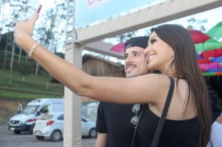 
<a style='margin-left: 5px;' class='btn btn-xs btn-social btn-facebook' href='https://www.facebook.com/sharer/sharer.php?u=https://galeramix.s01.web.getmuller.com.br/imagem/a114/800-800-90/conteudo/site_galerias/114/12-costelaco-junior-seco-silva-neto-canelinha-maiara-e-maraisa-galeramix-471.jpg' rel='popup' data-width='500' data-height='400'><i class='fa fa-facebook'></i>Compartilhar <span class='hidden-xs'>no Facebook</span>
</a> 
<a class='btn btn-default btn-xs' target='_blank' href='imagem/a114/800-800-90/conteudo/site_galerias/114/12-costelaco-junior-seco-silva-neto-canelinha-maiara-e-maraisa-galeramix-471.jpg'>
<span class='glyphicon glyphicon-cloud-download'></span> Salvar
</a>
