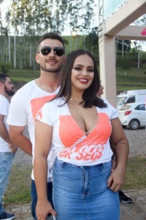 
<a style='margin-left: 5px;' class='btn btn-xs btn-social btn-facebook' href='https://www.facebook.com/sharer/sharer.php?u=https://galeramix.s01.web.getmuller.com.br/imagem/a114/800-800-90/conteudo/site_galerias/114/12-costelaco-junior-seco-silva-neto-canelinha-maiara-e-maraisa-galeramix-474.jpg' rel='popup' data-width='500' data-height='400'><i class='fa fa-facebook'></i>Compartilhar <span class='hidden-xs'>no Facebook</span>
</a> 
<a class='btn btn-default btn-xs' target='_blank' href='imagem/a114/800-800-90/conteudo/site_galerias/114/12-costelaco-junior-seco-silva-neto-canelinha-maiara-e-maraisa-galeramix-474.jpg'>
<span class='glyphicon glyphicon-cloud-download'></span> Salvar
</a>
