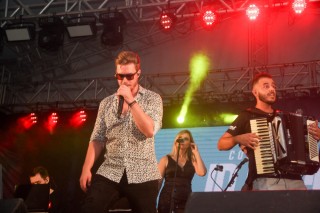 
<a style='margin-left: 5px;' class='btn btn-xs btn-social btn-facebook' href='https://www.facebook.com/sharer/sharer.php?u=https://galeramix.s01.web.getmuller.com.br/imagem/a114/800-800-90/conteudo/site_galerias/114/12-costelaco-junior-seco-silva-neto-canelinha-maiara-e-maraisa-galeramix-480.jpg' rel='popup' data-width='500' data-height='400'><i class='fa fa-facebook'></i>Compartilhar <span class='hidden-xs'>no Facebook</span>
</a> 
<a class='btn btn-default btn-xs' target='_blank' href='imagem/a114/800-800-90/conteudo/site_galerias/114/12-costelaco-junior-seco-silva-neto-canelinha-maiara-e-maraisa-galeramix-480.jpg'>
<span class='glyphicon glyphicon-cloud-download'></span> Salvar
</a>
