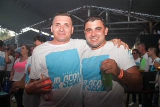 
<a style='margin-left: 5px;' class='btn btn-xs btn-social btn-facebook' href='https://www.facebook.com/sharer/sharer.php?u=https://galeramix.s01.web.getmuller.com.br/imagem/a114/800-800-90/conteudo/site_galerias/114/12-costelaco-junior-seco-silva-neto-canelinha-maiara-e-maraisa-galeramix-484.jpg' rel='popup' data-width='500' data-height='400'><i class='fa fa-facebook'></i>Compartilhar <span class='hidden-xs'>no Facebook</span>
</a> 
<a class='btn btn-default btn-xs' target='_blank' href='imagem/a114/800-800-90/conteudo/site_galerias/114/12-costelaco-junior-seco-silva-neto-canelinha-maiara-e-maraisa-galeramix-484.jpg'>
<span class='glyphicon glyphicon-cloud-download'></span> Salvar
</a>
