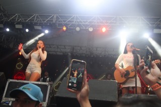 
<a style='margin-left: 5px;' class='btn btn-xs btn-social btn-facebook' href='https://www.facebook.com/sharer/sharer.php?u=https://galeramix.s01.web.getmuller.com.br/imagem/a114/800-800-90/conteudo/site_galerias/114/12-costelaco-junior-seco-silva-neto-canelinha-maiara-e-maraisa-galeramix-503.jpg' rel='popup' data-width='500' data-height='400'><i class='fa fa-facebook'></i>Compartilhar <span class='hidden-xs'>no Facebook</span>
</a> 
<a class='btn btn-default btn-xs' target='_blank' href='imagem/a114/800-800-90/conteudo/site_galerias/114/12-costelaco-junior-seco-silva-neto-canelinha-maiara-e-maraisa-galeramix-503.jpg'>
<span class='glyphicon glyphicon-cloud-download'></span> Salvar
</a>
