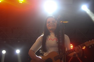 
<a style='margin-left: 5px;' class='btn btn-xs btn-social btn-facebook' href='https://www.facebook.com/sharer/sharer.php?u=https://galeramix.s01.web.getmuller.com.br/imagem/a114/800-800-90/conteudo/site_galerias/114/12-costelaco-junior-seco-silva-neto-canelinha-maiara-e-maraisa-galeramix-505.jpg' rel='popup' data-width='500' data-height='400'><i class='fa fa-facebook'></i>Compartilhar <span class='hidden-xs'>no Facebook</span>
</a> 
<a class='btn btn-default btn-xs' target='_blank' href='imagem/a114/800-800-90/conteudo/site_galerias/114/12-costelaco-junior-seco-silva-neto-canelinha-maiara-e-maraisa-galeramix-505.jpg'>
<span class='glyphicon glyphicon-cloud-download'></span> Salvar
</a>
