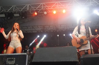 
<a style='margin-left: 5px;' class='btn btn-xs btn-social btn-facebook' href='https://www.facebook.com/sharer/sharer.php?u=https://galeramix.s01.web.getmuller.com.br/imagem/a114/800-800-90/conteudo/site_galerias/114/12-costelaco-junior-seco-silva-neto-canelinha-maiara-e-maraisa-galeramix-509.jpg' rel='popup' data-width='500' data-height='400'><i class='fa fa-facebook'></i>Compartilhar <span class='hidden-xs'>no Facebook</span>
</a> 
<a class='btn btn-default btn-xs' target='_blank' href='imagem/a114/800-800-90/conteudo/site_galerias/114/12-costelaco-junior-seco-silva-neto-canelinha-maiara-e-maraisa-galeramix-509.jpg'>
<span class='glyphicon glyphicon-cloud-download'></span> Salvar
</a>
