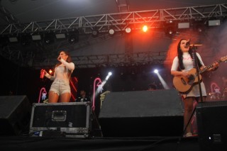 
<a style='margin-left: 5px;' class='btn btn-xs btn-social btn-facebook' href='https://www.facebook.com/sharer/sharer.php?u=https://galeramix.s01.web.getmuller.com.br/imagem/a114/800-800-90/conteudo/site_galerias/114/12-costelaco-junior-seco-silva-neto-canelinha-maiara-e-maraisa-galeramix-510.jpg' rel='popup' data-width='500' data-height='400'><i class='fa fa-facebook'></i>Compartilhar <span class='hidden-xs'>no Facebook</span>
</a> 
<a class='btn btn-default btn-xs' target='_blank' href='imagem/a114/800-800-90/conteudo/site_galerias/114/12-costelaco-junior-seco-silva-neto-canelinha-maiara-e-maraisa-galeramix-510.jpg'>
<span class='glyphicon glyphicon-cloud-download'></span> Salvar
</a>
