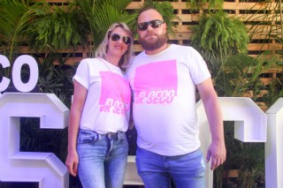 
<a style='margin-left: 5px;' class='btn btn-xs btn-social btn-facebook' href='https://www.facebook.com/sharer/sharer.php?u=https://galeramix.s01.web.getmuller.com.br/imagem/a114/800-800-90/conteudo/site_galerias/114/12-costelaco-junior-seco-silva-neto-canelinha-maiara-e-maraisa-galeramix-52.jpg' rel='popup' data-width='500' data-height='400'><i class='fa fa-facebook'></i>Compartilhar <span class='hidden-xs'>no Facebook</span>
</a> 
<a class='btn btn-default btn-xs' target='_blank' href='imagem/a114/800-800-90/conteudo/site_galerias/114/12-costelaco-junior-seco-silva-neto-canelinha-maiara-e-maraisa-galeramix-52.jpg'>
<span class='glyphicon glyphicon-cloud-download'></span> Salvar
</a>
