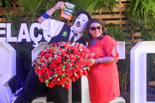 
<a style='margin-left: 5px;' class='btn btn-xs btn-social btn-facebook' href='https://www.facebook.com/sharer/sharer.php?u=https://galeramix.s01.web.getmuller.com.br/imagem/a114/800-800-90/conteudo/site_galerias/114/12-costelaco-junior-seco-silva-neto-canelinha-maiara-e-maraisa-galeramix-84.jpg' rel='popup' data-width='500' data-height='400'><i class='fa fa-facebook'></i>Compartilhar <span class='hidden-xs'>no Facebook</span>
</a> 
<a class='btn btn-default btn-xs' target='_blank' href='imagem/a114/800-800-90/conteudo/site_galerias/114/12-costelaco-junior-seco-silva-neto-canelinha-maiara-e-maraisa-galeramix-84.jpg'>
<span class='glyphicon glyphicon-cloud-download'></span> Salvar
</a>
