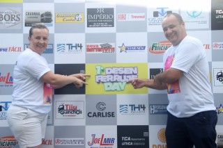 
<a style='margin-left: 5px;' class='btn btn-xs btn-social btn-facebook' href='https://www.facebook.com/sharer/sharer.php?u=https://galeramix.s01.web.getmuller.com.br/imagem/a115/800-800-90/conteudo/site_galerias/115/desenferruje-2022-11.jpg' rel='popup' data-width='500' data-height='400'><i class='fa fa-facebook'></i>Compartilhar <span class='hidden-xs'>no Facebook</span>
</a> 
<a class='btn btn-default btn-xs' target='_blank' href='imagem/a115/800-800-90/conteudo/site_galerias/115/desenferruje-2022-11.jpg'>
<span class='glyphicon glyphicon-cloud-download'></span> Salvar
</a>
