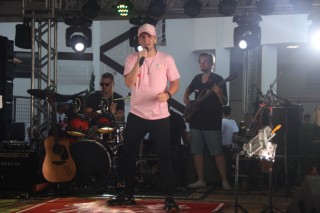 
<a style='margin-left: 5px;' class='btn btn-xs btn-social btn-facebook' href='https://www.facebook.com/sharer/sharer.php?u=https://galeramix.s01.web.getmuller.com.br/imagem/a115/800-800-90/conteudo/site_galerias/115/desenferruje-2022-121.jpg' rel='popup' data-width='500' data-height='400'><i class='fa fa-facebook'></i>Compartilhar <span class='hidden-xs'>no Facebook</span>
</a> 
<a class='btn btn-default btn-xs' target='_blank' href='imagem/a115/800-800-90/conteudo/site_galerias/115/desenferruje-2022-121.jpg'>
<span class='glyphicon glyphicon-cloud-download'></span> Salvar
</a>
