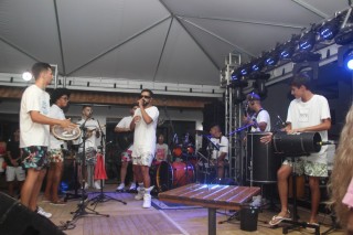 
<a style='margin-left: 5px;' class='btn btn-xs btn-social btn-facebook' href='https://www.facebook.com/sharer/sharer.php?u=https://galeramix.s01.web.getmuller.com.br/imagem/a115/800-800-90/conteudo/site_galerias/115/desenferruje-2022-129.jpg' rel='popup' data-width='500' data-height='400'><i class='fa fa-facebook'></i>Compartilhar <span class='hidden-xs'>no Facebook</span>
</a> 
<a class='btn btn-default btn-xs' target='_blank' href='imagem/a115/800-800-90/conteudo/site_galerias/115/desenferruje-2022-129.jpg'>
<span class='glyphicon glyphicon-cloud-download'></span> Salvar
</a>
