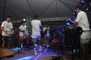 
<a style='margin-left: 5px;' class='btn btn-xs btn-social btn-facebook' href='https://www.facebook.com/sharer/sharer.php?u=https://galeramix.s01.web.getmuller.com.br/imagem/a115/800-800-90/conteudo/site_galerias/115/desenferruje-2022-130.jpg' rel='popup' data-width='500' data-height='400'><i class='fa fa-facebook'></i>Compartilhar <span class='hidden-xs'>no Facebook</span>
</a> 
<a class='btn btn-default btn-xs' target='_blank' href='imagem/a115/800-800-90/conteudo/site_galerias/115/desenferruje-2022-130.jpg'>
<span class='glyphicon glyphicon-cloud-download'></span> Salvar
</a>
