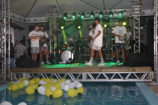 
<a style='margin-left: 5px;' class='btn btn-xs btn-social btn-facebook' href='https://www.facebook.com/sharer/sharer.php?u=https://galeramix.s01.web.getmuller.com.br/imagem/a115/800-800-90/conteudo/site_galerias/115/desenferruje-2022-143.jpg' rel='popup' data-width='500' data-height='400'><i class='fa fa-facebook'></i>Compartilhar <span class='hidden-xs'>no Facebook</span>
</a> 
<a class='btn btn-default btn-xs' target='_blank' href='imagem/a115/800-800-90/conteudo/site_galerias/115/desenferruje-2022-143.jpg'>
<span class='glyphicon glyphicon-cloud-download'></span> Salvar
</a>
