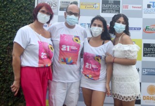 
<a style='margin-left: 5px;' class='btn btn-xs btn-social btn-facebook' href='https://www.facebook.com/sharer/sharer.php?u=https://galeramix.s01.web.getmuller.com.br/imagem/a115/800-800-90/conteudo/site_galerias/115/desenferruje-2022-28.jpg' rel='popup' data-width='500' data-height='400'><i class='fa fa-facebook'></i>Compartilhar <span class='hidden-xs'>no Facebook</span>
</a> 
<a class='btn btn-default btn-xs' target='_blank' href='imagem/a115/800-800-90/conteudo/site_galerias/115/desenferruje-2022-28.jpg'>
<span class='glyphicon glyphicon-cloud-download'></span> Salvar
</a>
