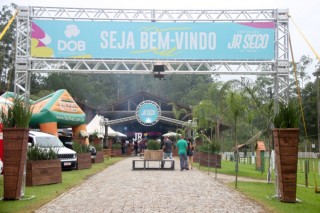 
                                <a style='margin-left: 5px;' class='btn btn-xs btn-social btn-facebook' href='https://www.facebook.com/sharer/sharer.php?u=https://galeramix.s01.web.getmuller.com.br/imagem/a117/800-800-90/conteudo/site_galerias/117/0000000000000000000000000014.jpg' rel='popup' data-width='500' data-height='400'><i class='fa fa-facebook'></i>Compartilhar <span class='hidden-xs'>no Facebook</span>
                            </a> 
                            <a class='btn btn-default btn-xs' target='_blank' href='imagem/a117/800-800-90/conteudo/site_galerias/117/0000000000000000000000000014.jpg'>
                                <span class='glyphicon glyphicon-cloud-download'></span> Salvar
                            </a>
                            