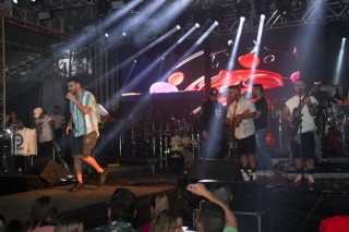 
<a style='margin-left: 5px;' class='btn btn-xs btn-social btn-facebook' href='https://www.facebook.com/sharer/sharer.php?u=https://galeramix.s01.web.getmuller.com.br/imagem/a117/800-800-90/conteudo/site_galerias/117/costelaco-junior-seco-2022-galera-mix-116.jpg' rel='popup' data-width='500' data-height='400'><i class='fa fa-facebook'></i>Compartilhar <span class='hidden-xs'>no Facebook</span>
</a> 
<a class='btn btn-default btn-xs' target='_blank' href='imagem/a117/800-800-90/conteudo/site_galerias/117/costelaco-junior-seco-2022-galera-mix-116.jpg'>
<span class='glyphicon glyphicon-cloud-download'></span> Salvar
</a>
