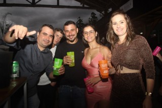 
<a style='margin-left: 5px;' class='btn btn-xs btn-social btn-facebook' href='https://www.facebook.com/sharer/sharer.php?u=https://galeramix.s01.web.getmuller.com.br/imagem/a117/800-800-90/conteudo/site_galerias/117/costelaco-junior-seco-2022-galera-mix-133.jpg' rel='popup' data-width='500' data-height='400'><i class='fa fa-facebook'></i>Compartilhar <span class='hidden-xs'>no Facebook</span>
</a> 
<a class='btn btn-default btn-xs' target='_blank' href='imagem/a117/800-800-90/conteudo/site_galerias/117/costelaco-junior-seco-2022-galera-mix-133.jpg'>
<span class='glyphicon glyphicon-cloud-download'></span> Salvar
</a>
