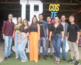 
<a style='margin-left: 5px;' class='btn btn-xs btn-social btn-facebook' href='https://www.facebook.com/sharer/sharer.php?u=https://galeramix.s01.web.getmuller.com.br/imagem/a117/800-800-90/conteudo/site_galerias/117/costelaco-junior-seco-2022-galera-mix-270.jpg' rel='popup' data-width='500' data-height='400'><i class='fa fa-facebook'></i>Compartilhar <span class='hidden-xs'>no Facebook</span>
</a> 
<a class='btn btn-default btn-xs' target='_blank' href='imagem/a117/800-800-90/conteudo/site_galerias/117/costelaco-junior-seco-2022-galera-mix-270.jpg'>
<span class='glyphicon glyphicon-cloud-download'></span> Salvar
</a>
