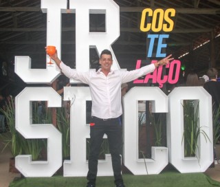 
<a style='margin-left: 5px;' class='btn btn-xs btn-social btn-facebook' href='https://www.facebook.com/sharer/sharer.php?u=https://galeramix.s01.web.getmuller.com.br/imagem/a117/800-800-90/conteudo/site_galerias/117/costelaco-junior-seco-2022-galera-mix-71.jpg' rel='popup' data-width='500' data-height='400'><i class='fa fa-facebook'></i>Compartilhar <span class='hidden-xs'>no Facebook</span>
</a> 
<a class='btn btn-default btn-xs' target='_blank' href='imagem/a117/800-800-90/conteudo/site_galerias/117/costelaco-junior-seco-2022-galera-mix-71.jpg'>
<span class='glyphicon glyphicon-cloud-download'></span> Salvar
</a>
