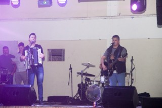 
<a style='margin-left: 5px;' class='btn btn-xs btn-social btn-facebook' href='https://www.facebook.com/sharer/sharer.php?u=https://galeramix.s01.web.getmuller.com.br/imagem/a118/800-800-90/conteudo/site_galerias/118/baile-118.jpg' rel='popup' data-width='500' data-height='400'><i class='fa fa-facebook'></i>Compartilhar <span class='hidden-xs'>no Facebook</span>
</a> 
<a class='btn btn-default btn-xs' target='_blank' href='imagem/a118/800-800-90/conteudo/site_galerias/118/baile-118.jpg'>
<span class='glyphicon glyphicon-cloud-download'></span> Salvar
</a>
