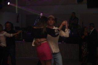 
<a style='margin-left: 5px;' class='btn btn-xs btn-social btn-facebook' href='https://www.facebook.com/sharer/sharer.php?u=https://galeramix.s01.web.getmuller.com.br/imagem/a118/800-800-90/conteudo/site_galerias/118/baile-123.jpg' rel='popup' data-width='500' data-height='400'><i class='fa fa-facebook'></i>Compartilhar <span class='hidden-xs'>no Facebook</span>
</a> 
<a class='btn btn-default btn-xs' target='_blank' href='imagem/a118/800-800-90/conteudo/site_galerias/118/baile-123.jpg'>
<span class='glyphicon glyphicon-cloud-download'></span> Salvar
</a>
