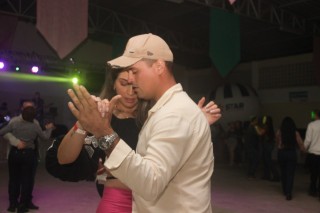 
<a style='margin-left: 5px;' class='btn btn-xs btn-social btn-facebook' href='https://www.facebook.com/sharer/sharer.php?u=https://galeramix.s01.web.getmuller.com.br/imagem/a118/800-800-90/conteudo/site_galerias/118/baile-124.jpg' rel='popup' data-width='500' data-height='400'><i class='fa fa-facebook'></i>Compartilhar <span class='hidden-xs'>no Facebook</span>
</a> 
<a class='btn btn-default btn-xs' target='_blank' href='imagem/a118/800-800-90/conteudo/site_galerias/118/baile-124.jpg'>
<span class='glyphicon glyphicon-cloud-download'></span> Salvar
</a>
