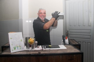 
<a style='margin-left: 5px;' class='btn btn-xs btn-social btn-facebook' href='https://www.facebook.com/sharer/sharer.php?u=https://galeramix.s01.web.getmuller.com.br/imagem/a118/800-800-90/conteudo/site_galerias/118/baile-127.jpg' rel='popup' data-width='500' data-height='400'><i class='fa fa-facebook'></i>Compartilhar <span class='hidden-xs'>no Facebook</span>
</a> 
<a class='btn btn-default btn-xs' target='_blank' href='imagem/a118/800-800-90/conteudo/site_galerias/118/baile-127.jpg'>
<span class='glyphicon glyphicon-cloud-download'></span> Salvar
</a>
