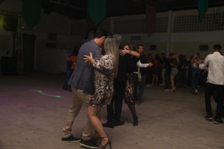 
<a style='margin-left: 5px;' class='btn btn-xs btn-social btn-facebook' href='https://www.facebook.com/sharer/sharer.php?u=https://galeramix.s01.web.getmuller.com.br/imagem/a118/800-800-90/conteudo/site_galerias/118/baile-128.jpg' rel='popup' data-width='500' data-height='400'><i class='fa fa-facebook'></i>Compartilhar <span class='hidden-xs'>no Facebook</span>
</a> 
<a class='btn btn-default btn-xs' target='_blank' href='imagem/a118/800-800-90/conteudo/site_galerias/118/baile-128.jpg'>
<span class='glyphicon glyphicon-cloud-download'></span> Salvar
</a>
