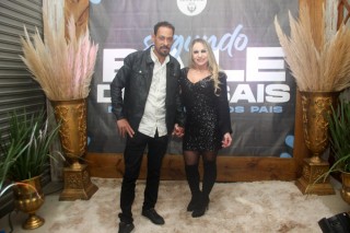 
<a style='margin-left: 5px;' class='btn btn-xs btn-social btn-facebook' href='https://www.facebook.com/sharer/sharer.php?u=https://galeramix.s01.web.getmuller.com.br/imagem/a118/800-800-90/conteudo/site_galerias/118/baile-49.jpg' rel='popup' data-width='500' data-height='400'><i class='fa fa-facebook'></i>Compartilhar <span class='hidden-xs'>no Facebook</span>
</a> 
<a class='btn btn-default btn-xs' target='_blank' href='imagem/a118/800-800-90/conteudo/site_galerias/118/baile-49.jpg'>
<span class='glyphicon glyphicon-cloud-download'></span> Salvar
</a>
