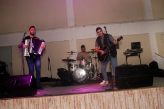 
<a style='margin-left: 5px;' class='btn btn-xs btn-social btn-facebook' href='https://www.facebook.com/sharer/sharer.php?u=https://galeramix.s01.web.getmuller.com.br/imagem/a118/800-800-90/conteudo/site_galerias/118/baile-59.jpg' rel='popup' data-width='500' data-height='400'><i class='fa fa-facebook'></i>Compartilhar <span class='hidden-xs'>no Facebook</span>
</a> 
<a class='btn btn-default btn-xs' target='_blank' href='imagem/a118/800-800-90/conteudo/site_galerias/118/baile-59.jpg'>
<span class='glyphicon glyphicon-cloud-download'></span> Salvar
</a>
