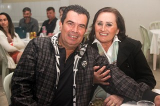 
<a style='margin-left: 5px;' class='btn btn-xs btn-social btn-facebook' href='https://www.facebook.com/sharer/sharer.php?u=https://galeramix.s01.web.getmuller.com.br/imagem/a118/800-800-90/conteudo/site_galerias/118/baile-65.jpg' rel='popup' data-width='500' data-height='400'><i class='fa fa-facebook'></i>Compartilhar <span class='hidden-xs'>no Facebook</span>
</a> 
<a class='btn btn-default btn-xs' target='_blank' href='imagem/a118/800-800-90/conteudo/site_galerias/118/baile-65.jpg'>
<span class='glyphicon glyphicon-cloud-download'></span> Salvar
</a>
