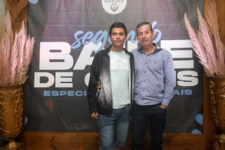 
<a style='margin-left: 5px;' class='btn btn-xs btn-social btn-facebook' href='https://www.facebook.com/sharer/sharer.php?u=https://galeramix.s01.web.getmuller.com.br/imagem/a118/800-800-90/conteudo/site_galerias/118/baile-9.jpg' rel='popup' data-width='500' data-height='400'><i class='fa fa-facebook'></i>Compartilhar <span class='hidden-xs'>no Facebook</span>
</a> 
<a class='btn btn-default btn-xs' target='_blank' href='imagem/a118/800-800-90/conteudo/site_galerias/118/baile-9.jpg'>
<span class='glyphicon glyphicon-cloud-download'></span> Salvar
</a>
