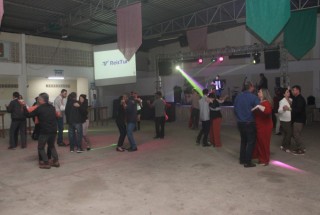 
<a style='margin-left: 5px;' class='btn btn-xs btn-social btn-facebook' href='https://www.facebook.com/sharer/sharer.php?u=https://galeramix.s01.web.getmuller.com.br/imagem/a118/800-800-90/conteudo/site_galerias/118/baile-96.jpg' rel='popup' data-width='500' data-height='400'><i class='fa fa-facebook'></i>Compartilhar <span class='hidden-xs'>no Facebook</span>
</a> 
<a class='btn btn-default btn-xs' target='_blank' href='imagem/a118/800-800-90/conteudo/site_galerias/118/baile-96.jpg'>
<span class='glyphicon glyphicon-cloud-download'></span> Salvar
</a>
